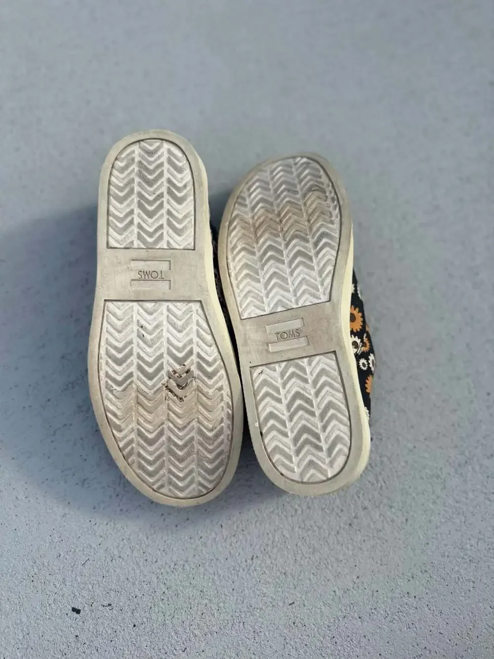 TOMS Black and Yellow Floral Daisy Kids Sneakers Size 2
